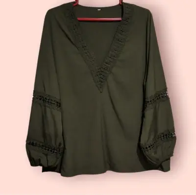 Blusa verde oliva con encaje en mangas - miniatura 1
