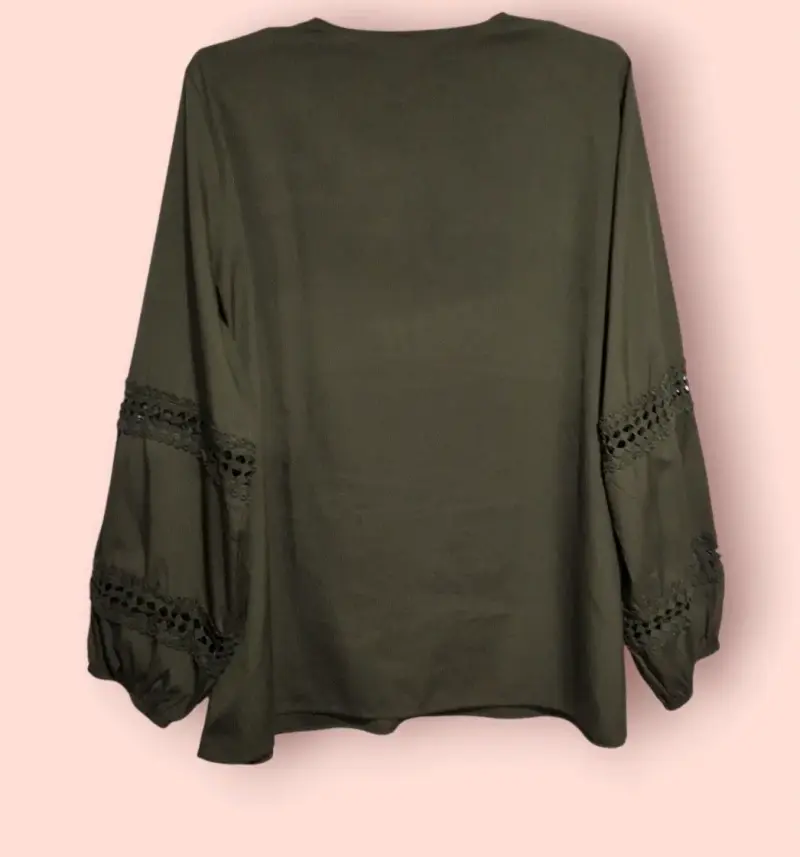 Blusa verde oliva con encaje en mangas - 2