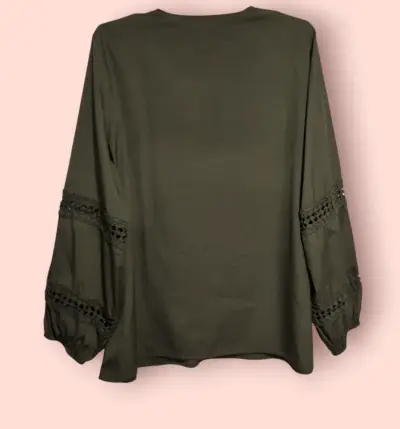 Blusa verde oliva con encaje en mangas - miniatura 2