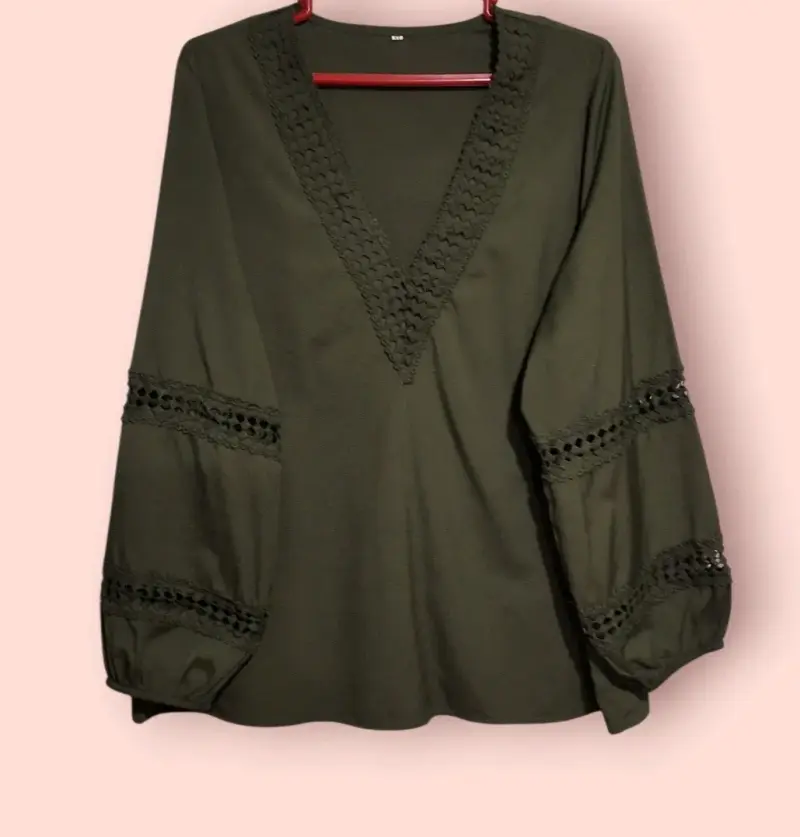 Blusa verde oliva con encaje en mangas - 3
