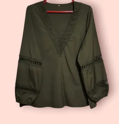 Blusa verde oliva con encaje en mangas - miniatura 3