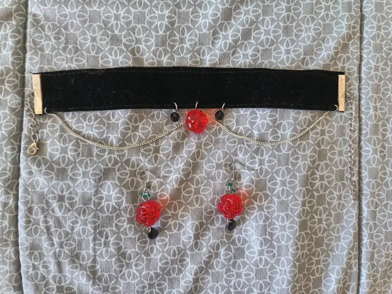 Set de gargantilla y aros de rosas rojas