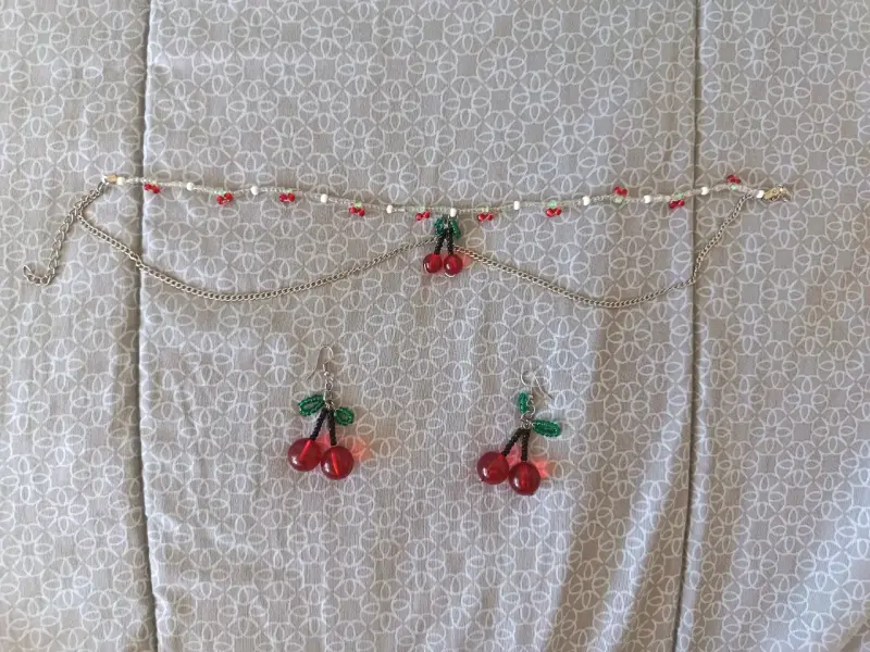 Set de collar y aros con diseño de cerezas