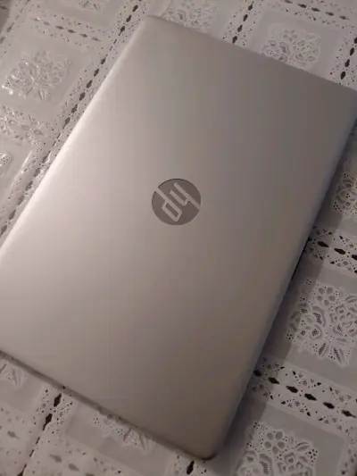 Laptop HP 15.6 pulgadas Intel Core i5 - miniatura 2