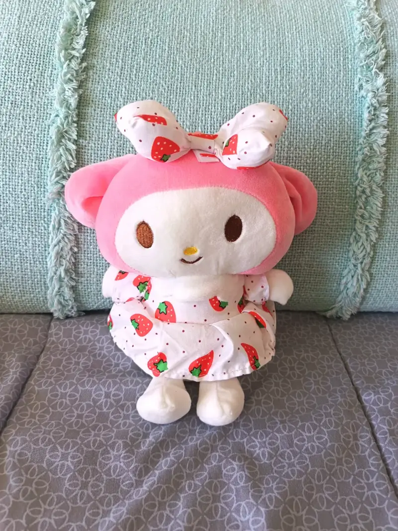 Peluche de conejo rosa con vestido de fresas