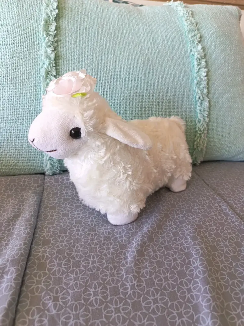 Peluche de oveja blanco con flor