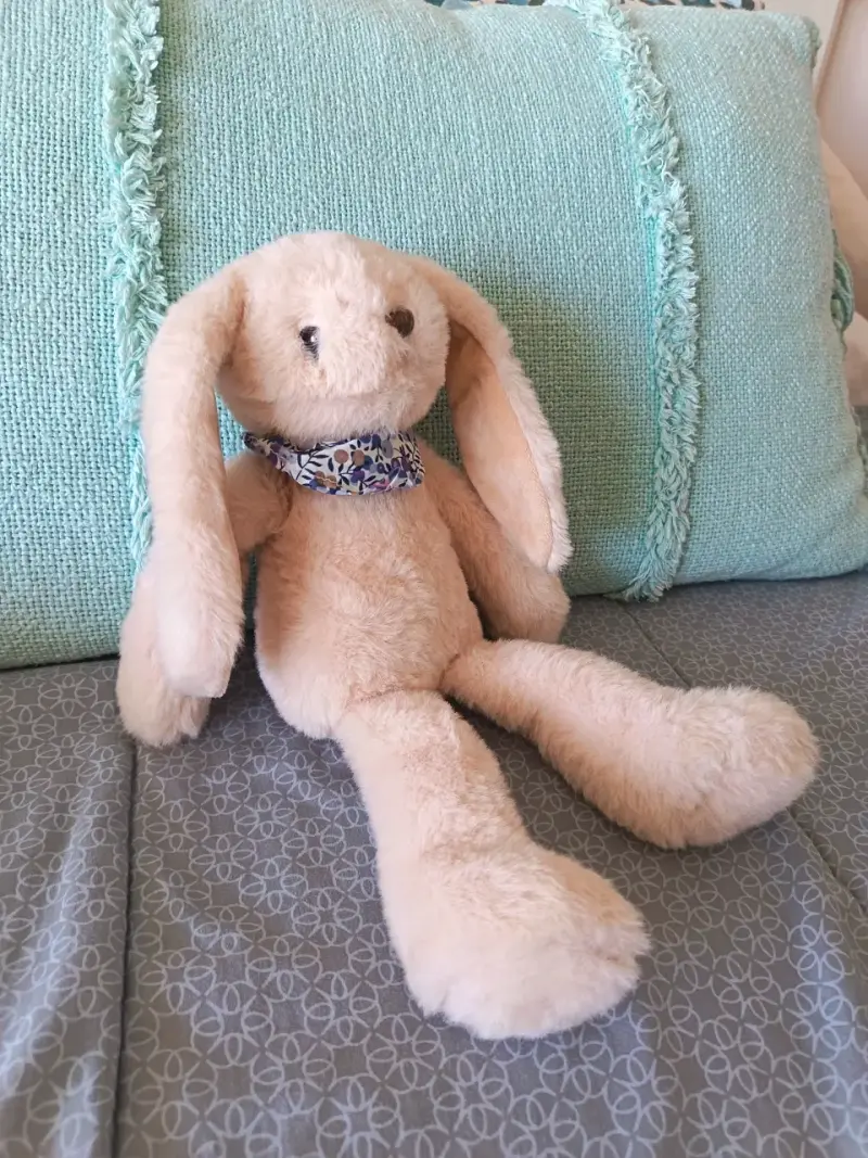 Peluche conejo beige con bufanda floral