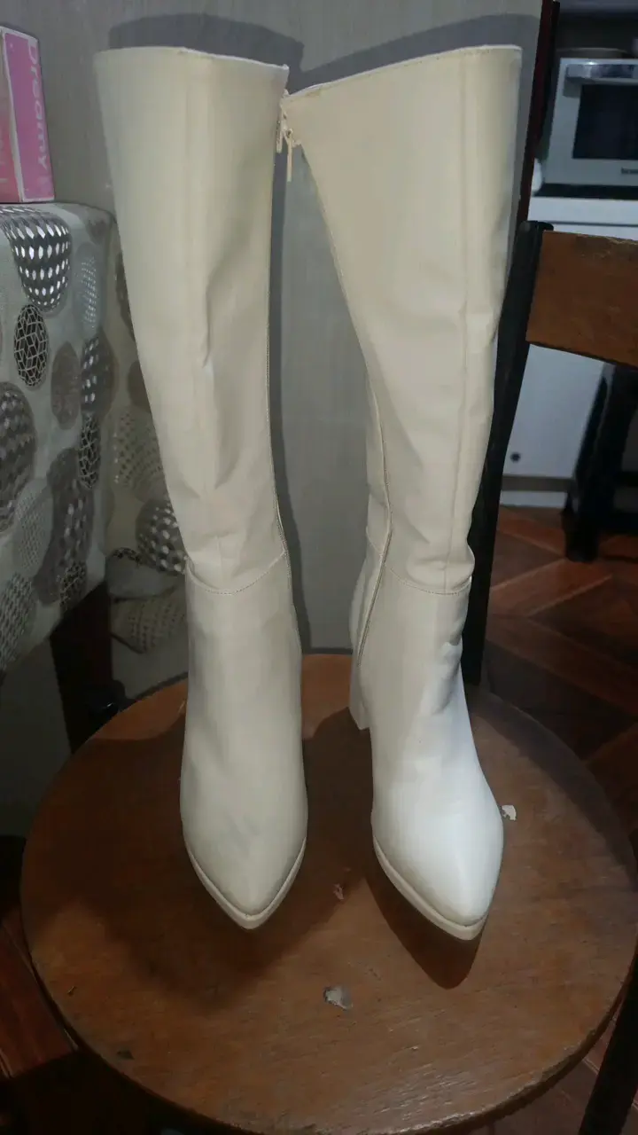 Botas altas blancas de tacón grueso