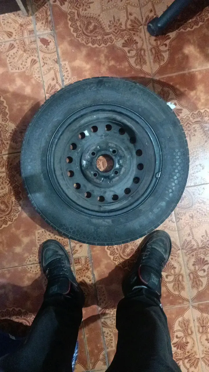 Llanta de acero con neumático usado - 2