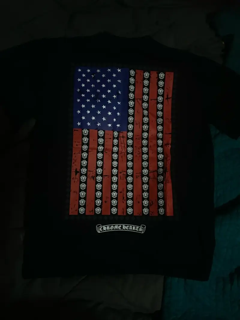 Polera negra Chrome Hearts con diseño bandera - 2