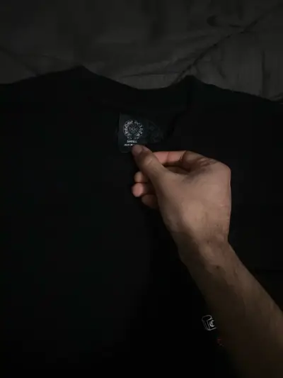 Polera negra Chrome Hearts con diseño bandera - miniatura 3