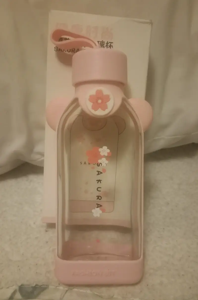 Botella de agua Sakura con diseño floral