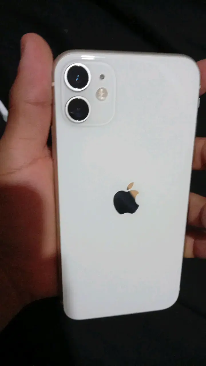 iPhone 11 blanco en buen estado - 2