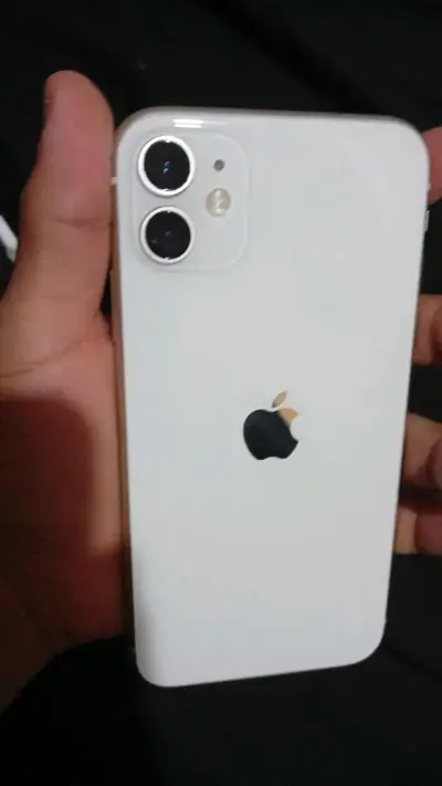 iPhone 11 blanco en buen estado - miniatura 2