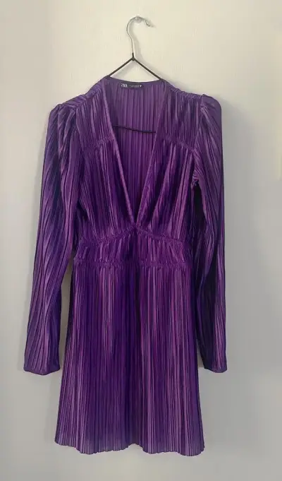 Vestido plisado morado de manga larga Zara - miniatura 1