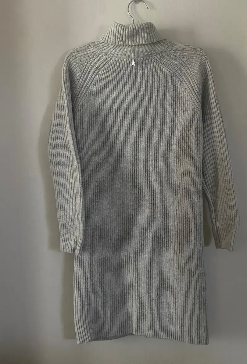 Vestido de punto gris con cuello alto - 1