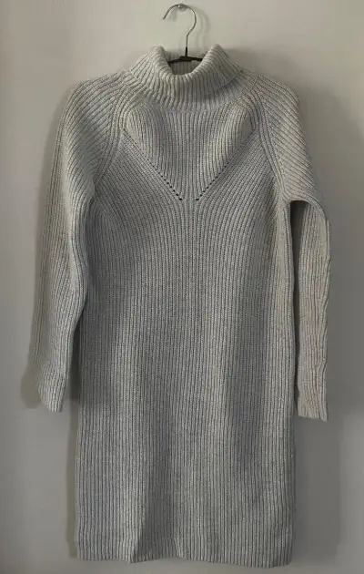 Vestido de punto gris con cuello alto - miniatura 2