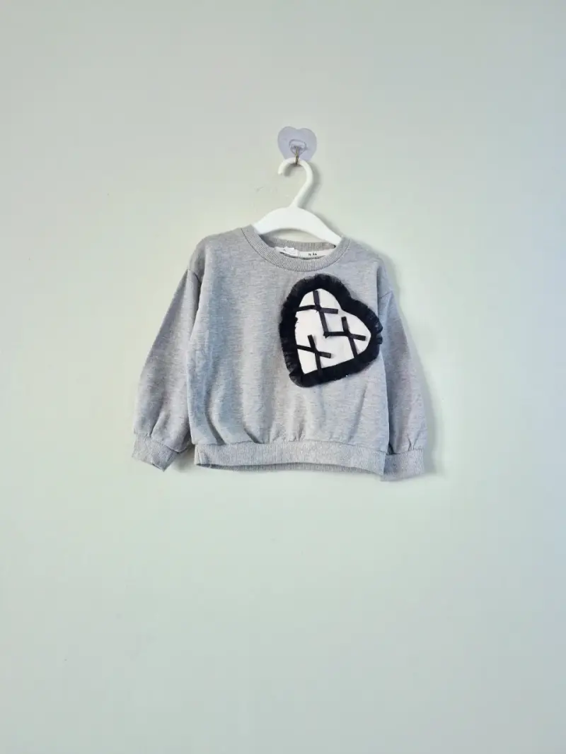 Polerón gris con diseño de corazón. - 1