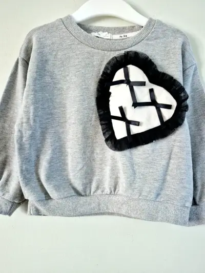 Polerón gris con diseño de corazón. - miniatura 2