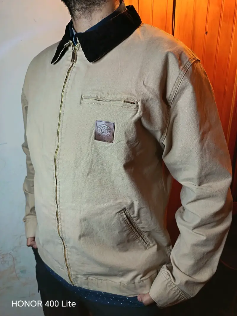 Chaqueta de Hombre Beige con Cuello Negro