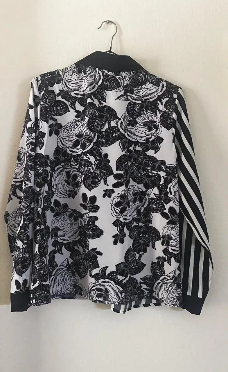 Camisa de mujer con diseño floral y rayas - 2