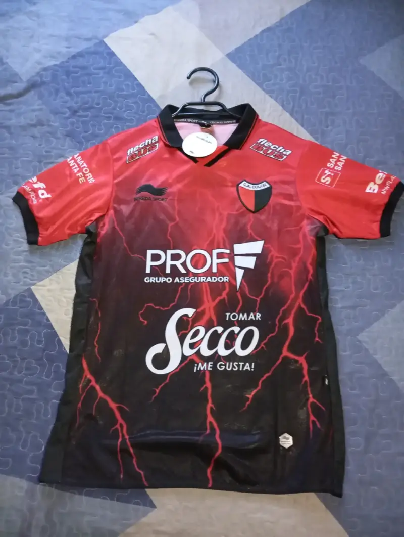Camiseta de fútbol C.A. Colón Burda Sport roja y negra - 1