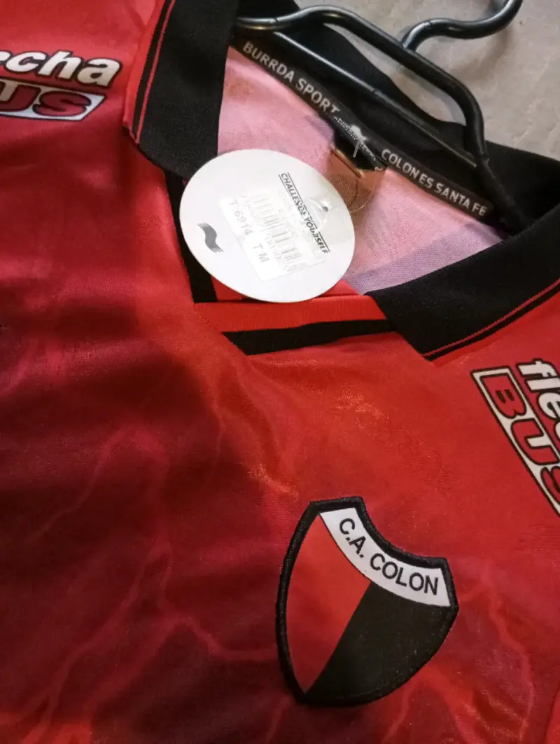 Camiseta de fútbol C.A. Colón Burda Sport roja y negra - 2