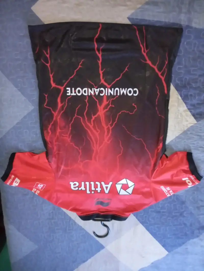 Camiseta de fútbol C.A. Colón Burda Sport roja y negra - 3