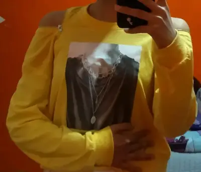 Polerón amarillo con diseño de cadenas - miniatura 1