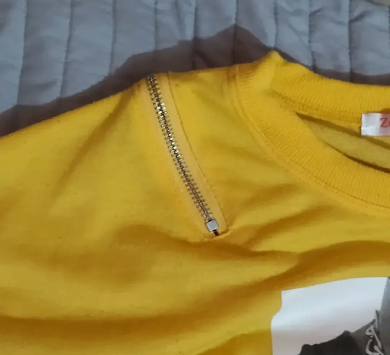 Polerón amarillo con diseño de cadenas - 3