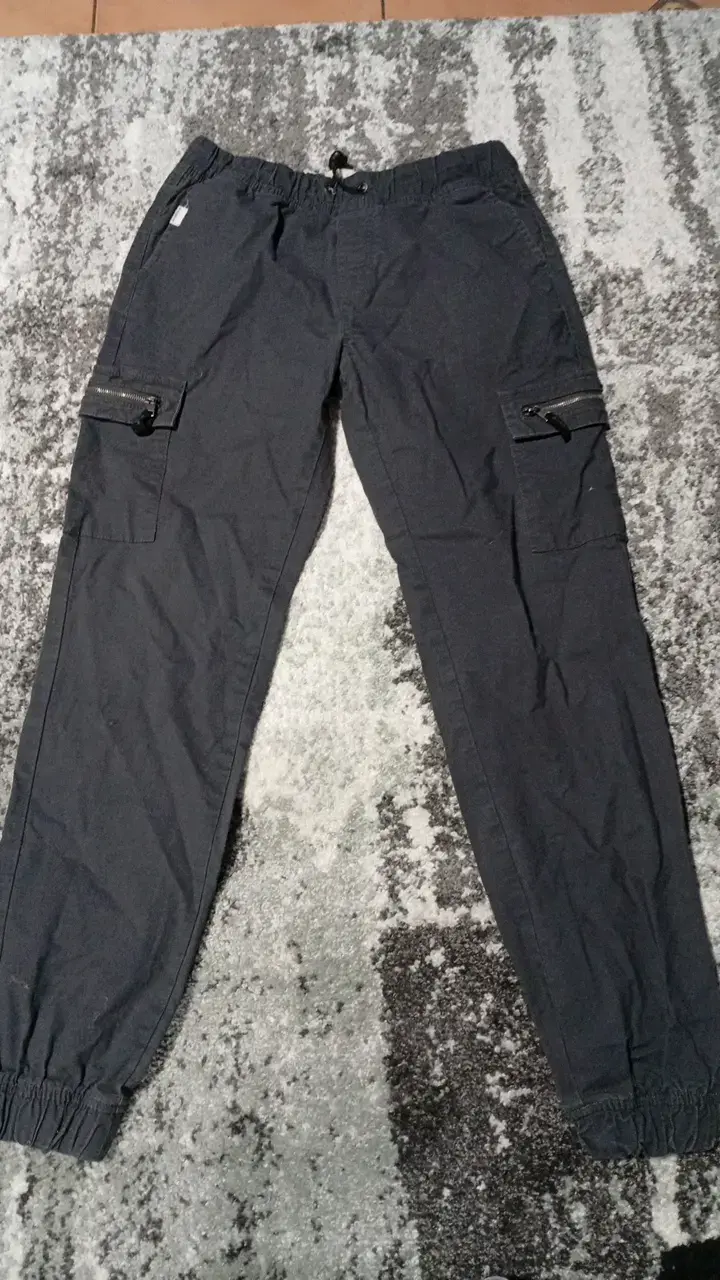Pantalones cargo gris oscuro con bolsillos