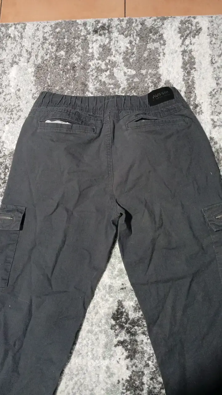 Pantalones cargo gris oscuro con bolsillos - 2