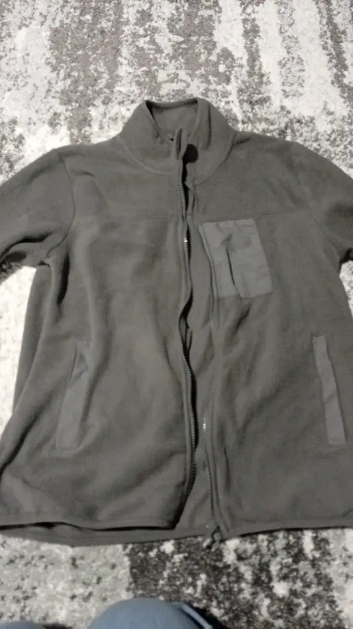 Chaqueta polar gris con cierre frontal