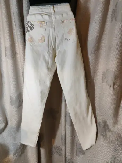 Jeans blancos de mujer con diseño floral - miniatura 1