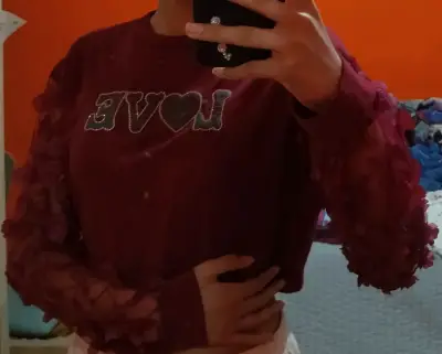 Polera burdeos con mangas de encaje y diseño 'Love - miniatura 1