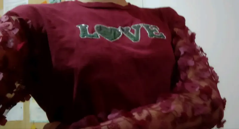 Polera burdeos con mangas de encaje y diseño 'Love - 3