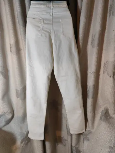 Pantalones blancos de mezclilla para mujer - miniatura 2