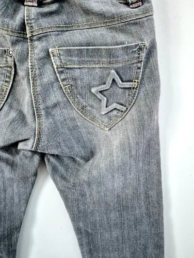 Jeans gris con diseño de estrella - miniatura 2