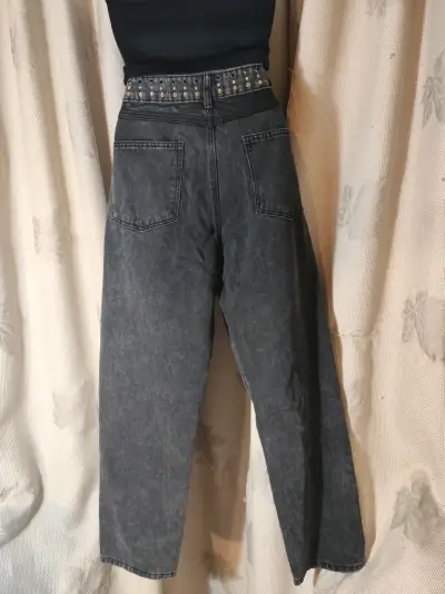 Jeans negros con detalles de tachas - miniatura 1