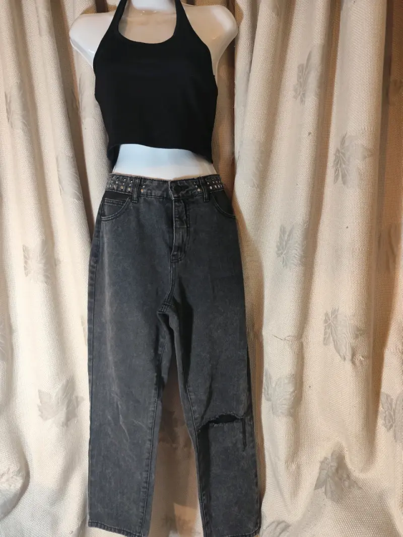 Jeans negros con detalles de tachas - 2