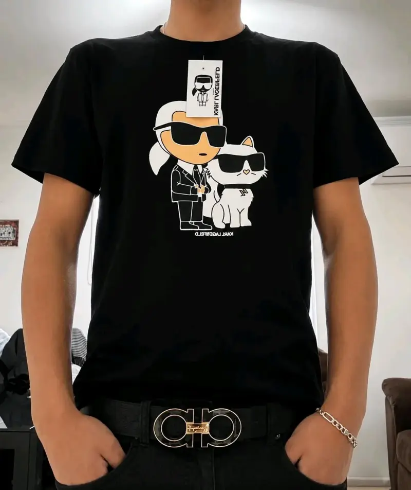 Polera negra Karl Lagerfeld con diseño gráfico