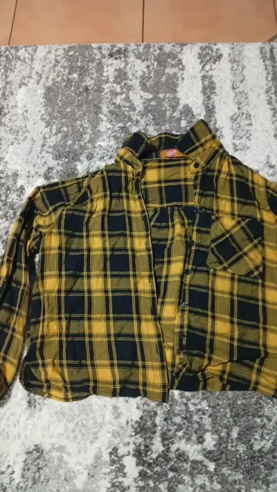 Camisa a cuadros amarilla y negra para mujer - miniatura 1