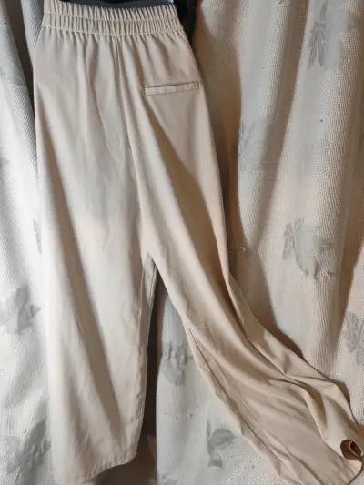 Pantalones beige de tiro alto para mujer - miniatura 1