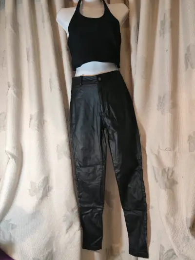 Pantalones de cuero sintético negro para mujer - miniatura 1