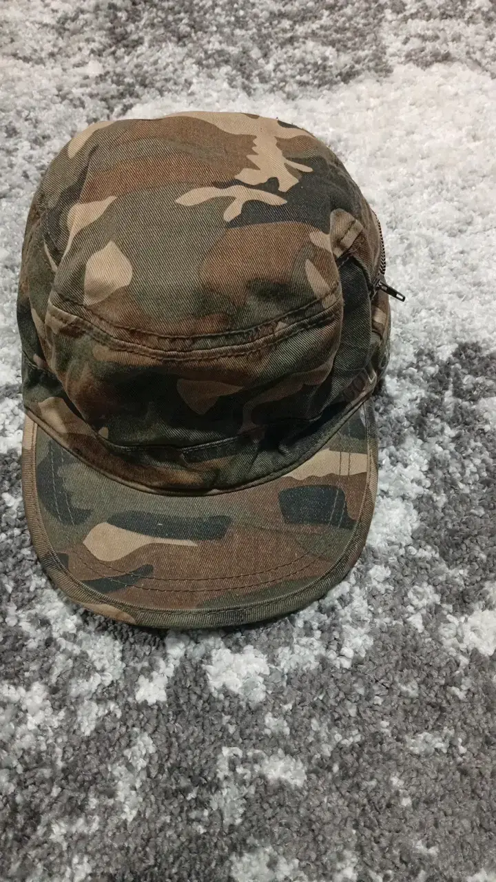 Gorra camuflada con bolsillo lateral