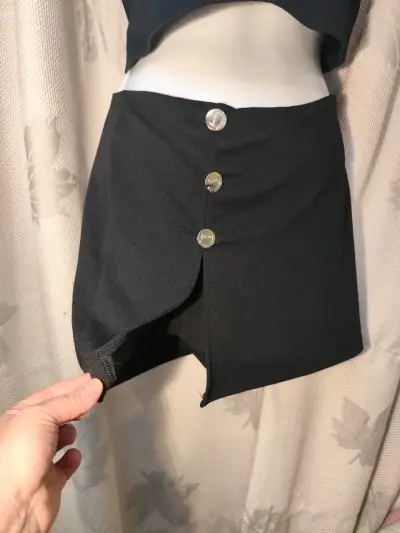 Conjunto de falda y top negro elegante - miniatura 1