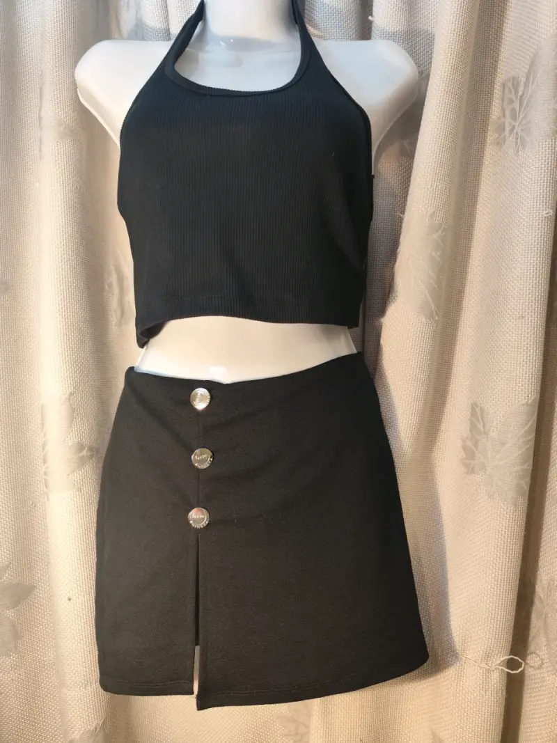 Conjunto de falda y top negro elegante - 2