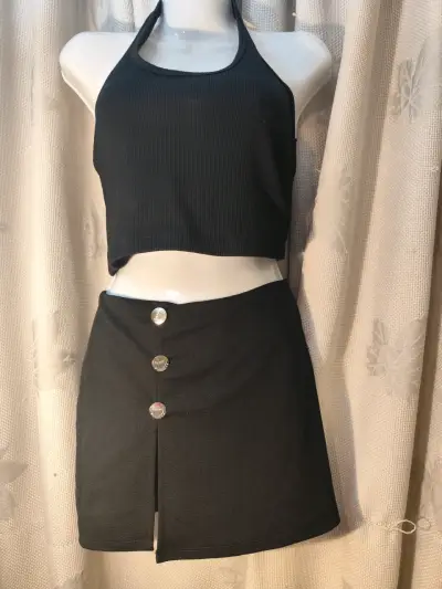 Conjunto de falda y top negro elegante - miniatura 2