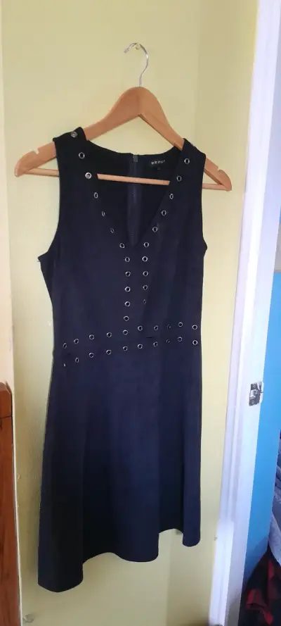 Vestido negro con ojales marca About - miniatura 2