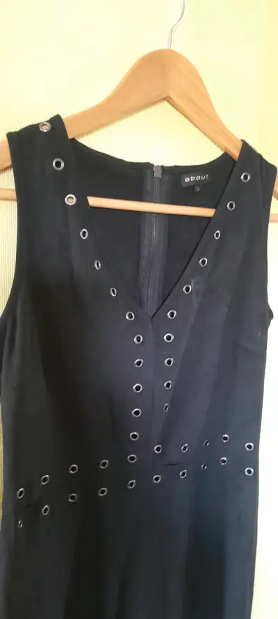 Vestido negro con ojales marca About - miniatura 4